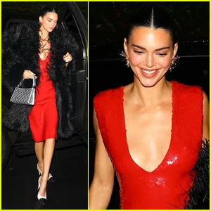 Kendall Jenner combina vestido vermelho com casaco preto felpudo para festa de véspera de Natal