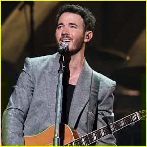 Kevin Jonas fala sobre por que ele não cantou nos álbuns anteriores dos Jonas Brothers