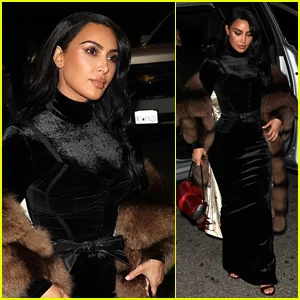 Kim Kardashian combina vestido de veludo com casaco de pele para a festa de Natal do SKIMS!