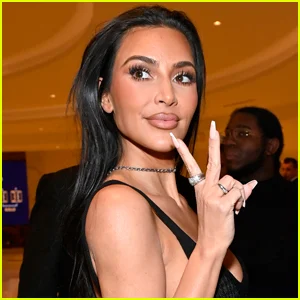 Kim Kardashian é criticada pela PETA por dar cachorrinhos aos filhos no Natal