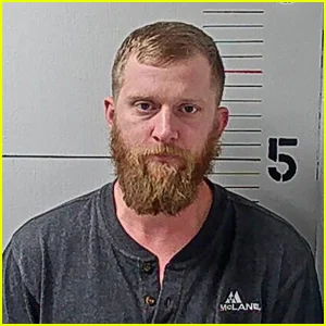 Kyle Chrisley é preso por múltiplas acusações, incluindo agressão depois que os pais Todd e Julie Chrisley foram perdoados pelo presidente Trump