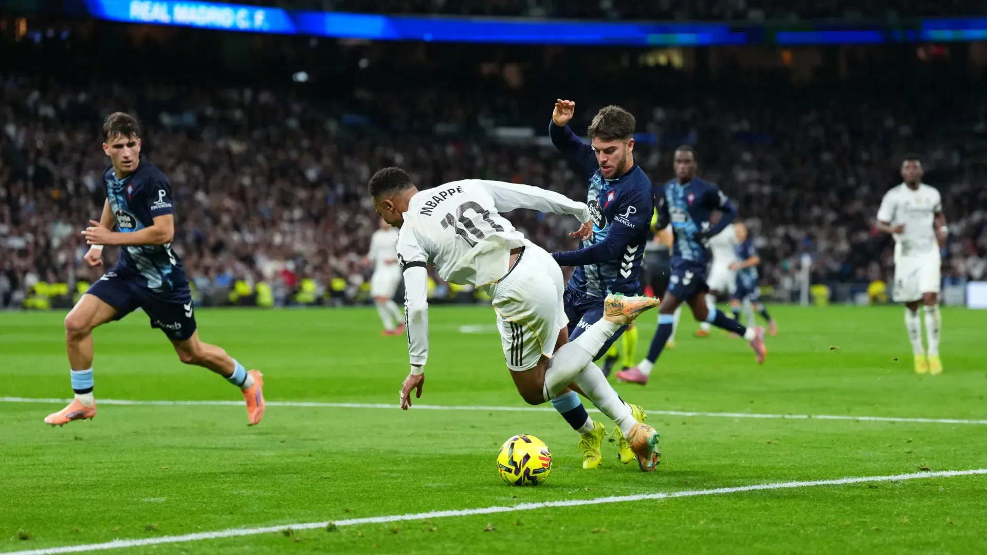 Kylian MBAPPE do REAL MADRID é desafiado por Sergio Carreira do Celta Vigo.