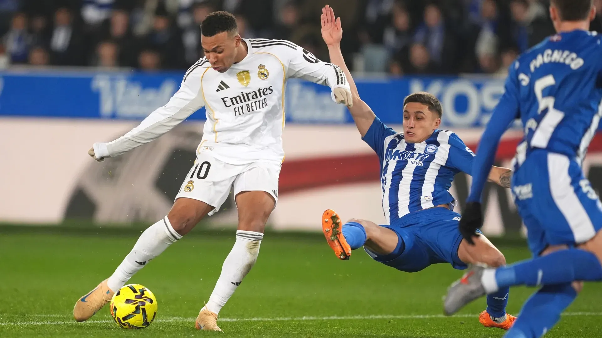 Kylian Mbappé, do Real Madrid, marca contra o Deportivo Alavés.