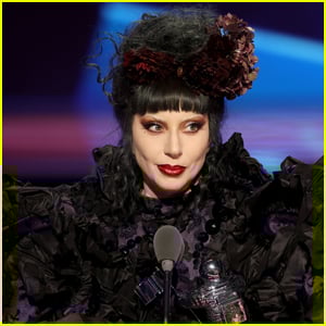 Lady Gaga interrompe show de 'Mayhem Ball' em Sydney depois que dançarina cai do palco