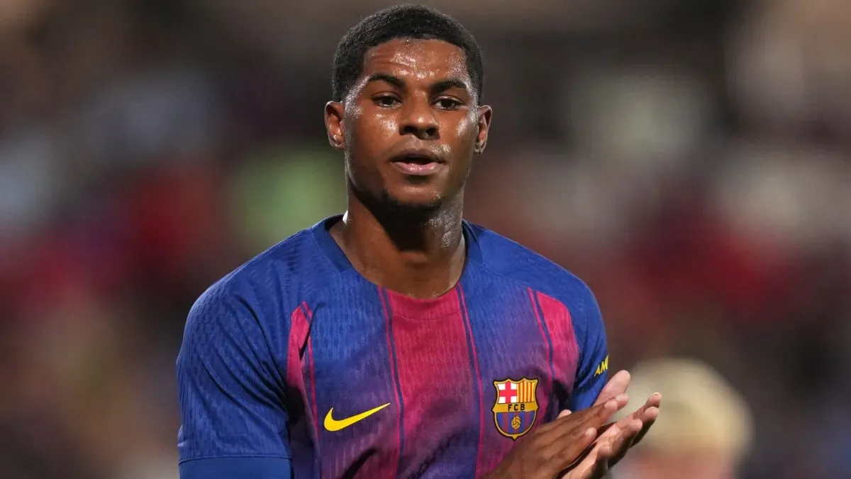 Marcus Rashford aplaudindo os torcedores do Barcelona
