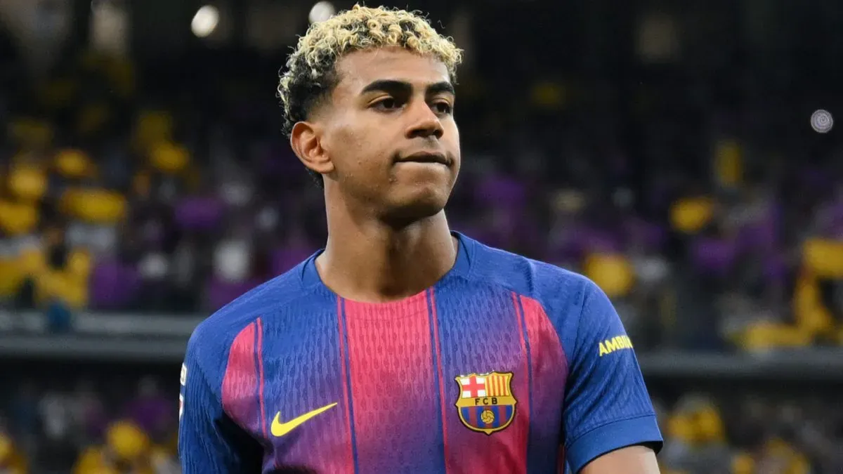 Lamine Yamal, estrela do Barcelona, olhando