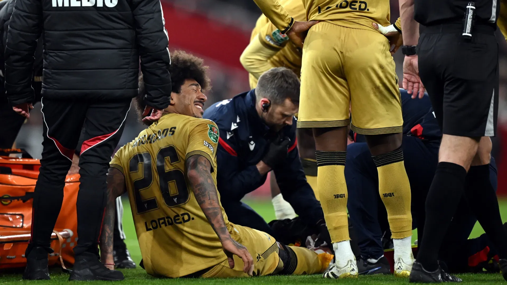 Chris Richards, do Crystal Palace, precisa de cuidados médicos após se lesionar contra o Arsenal.
