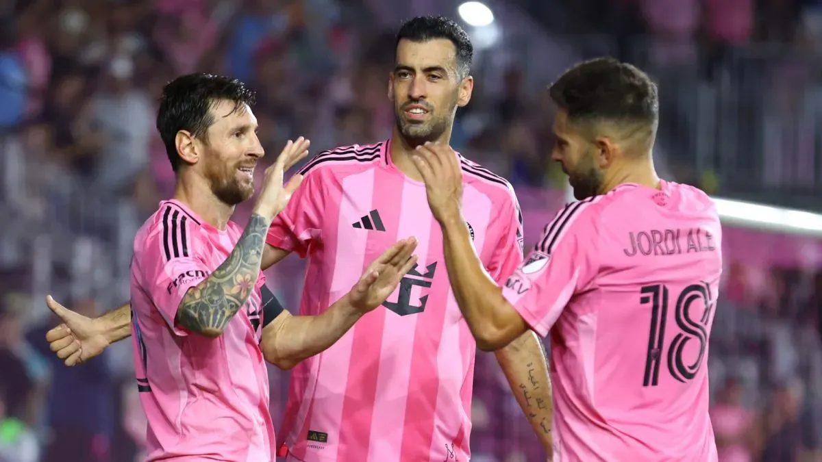 Lionel Messi #10 do Inter Miami CF comemora após marcar o terceiro gol do time com os companheiros Jordi Alba #18 e Sergio Busquets #5 do Inter Miami CF.