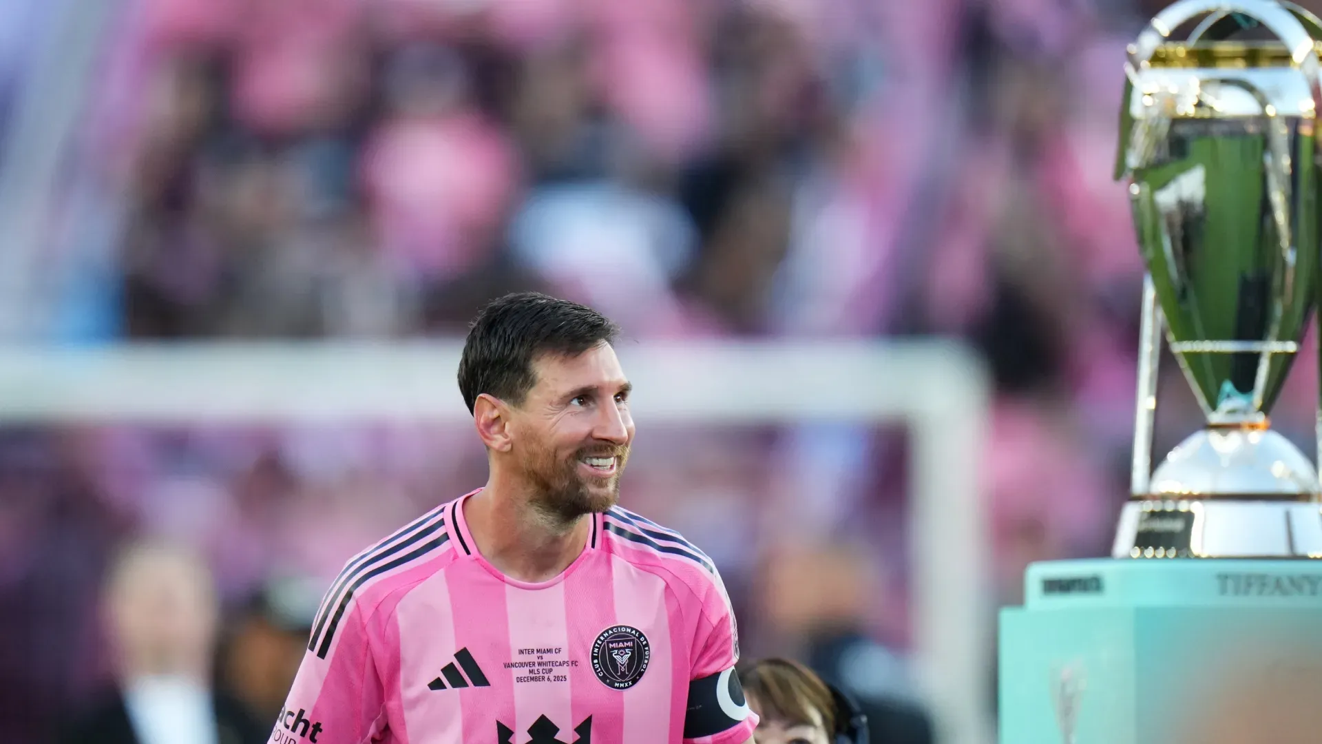 Lionel Messi nº 10 do Inter Miami CF vê o troféu da Copa MLS de 2025.