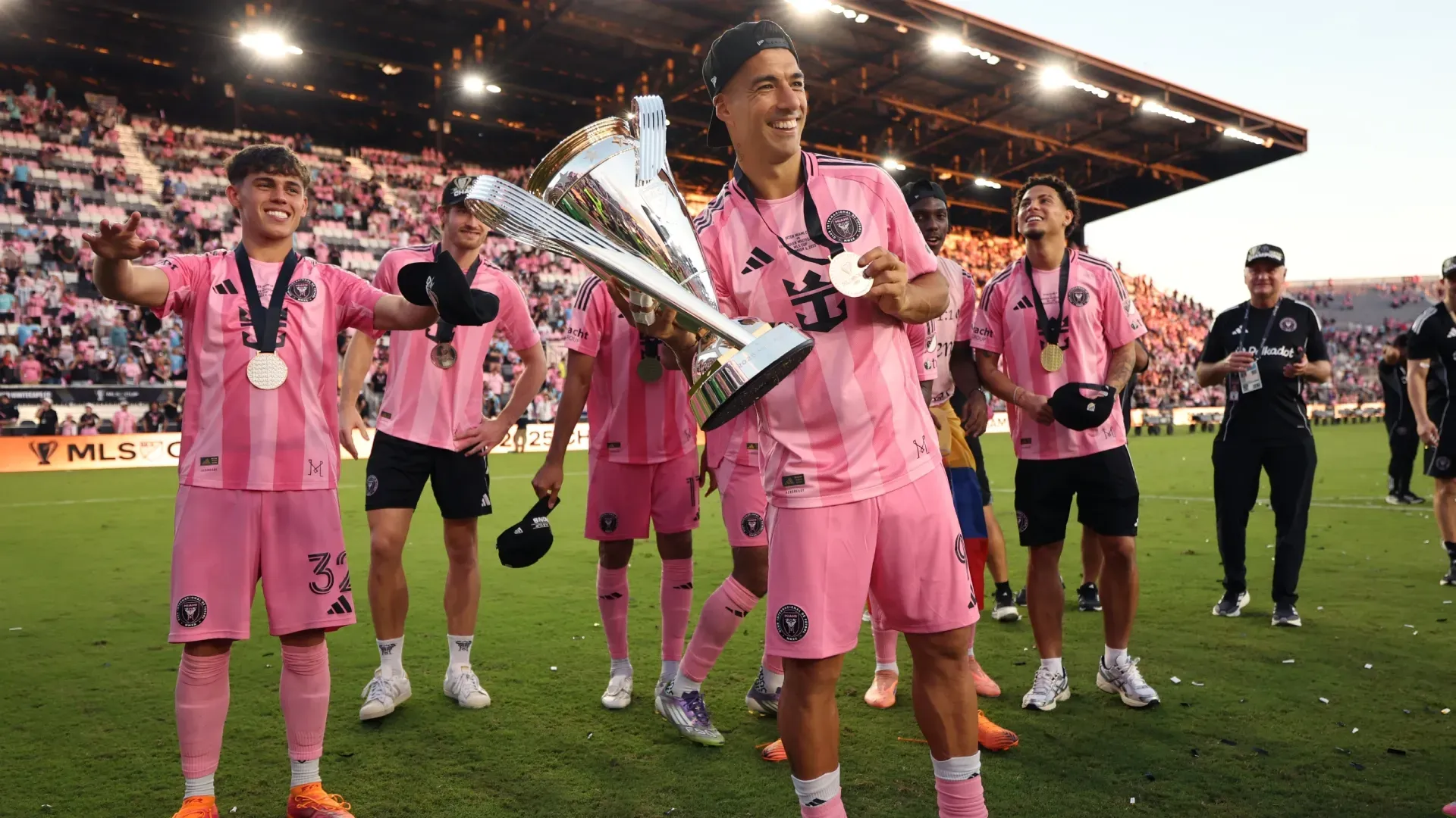 Luis Suárez nº 9 do Inter Miami CF posa com o troféu da MLS Cup 2025.