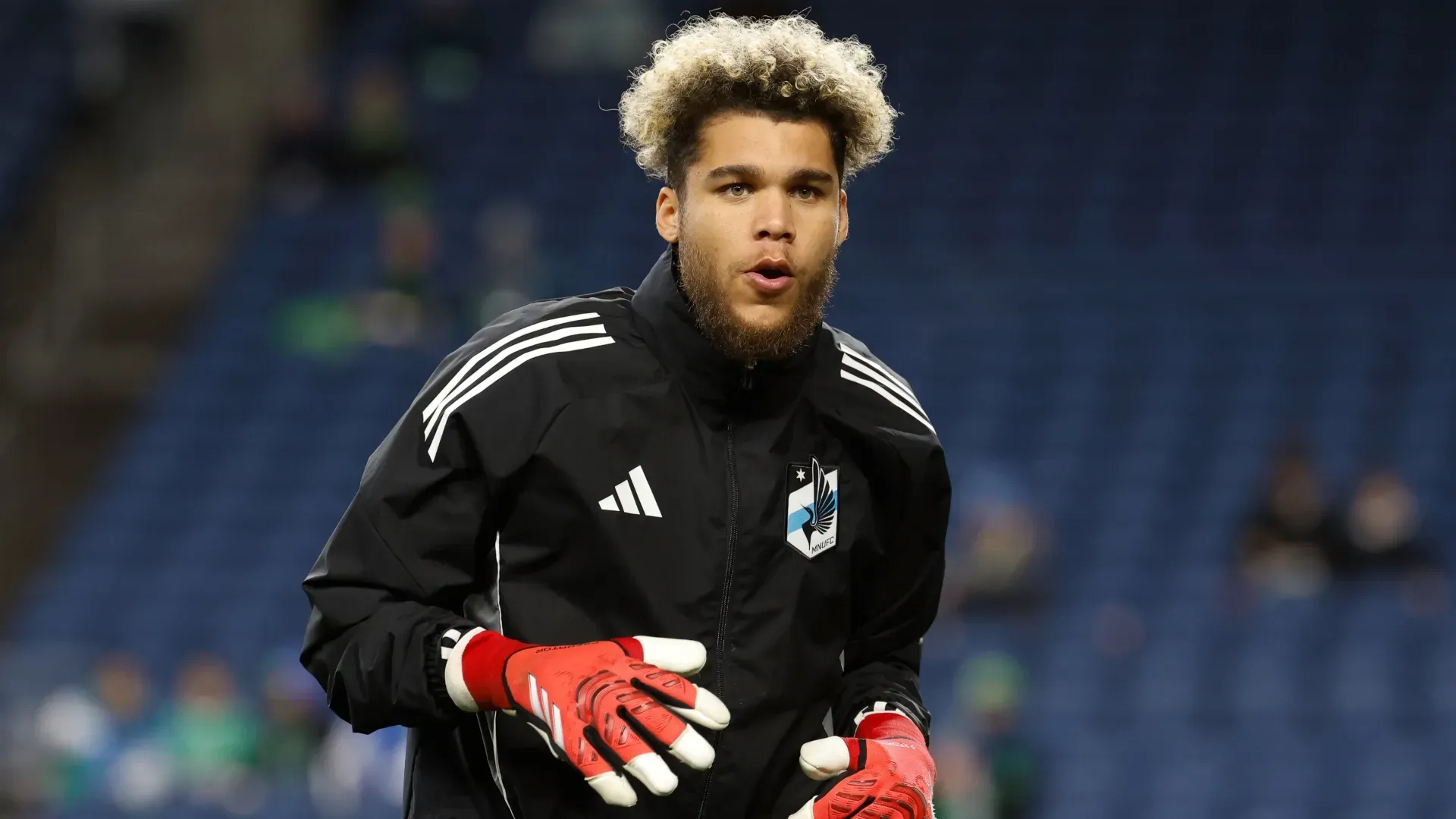 Dayne St. Clair # 97 do Minnesota United se aquecendo.