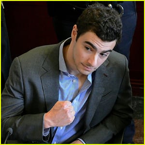 Luigi Mangione bate o punho no tribunal em foto que está chamando a atenção