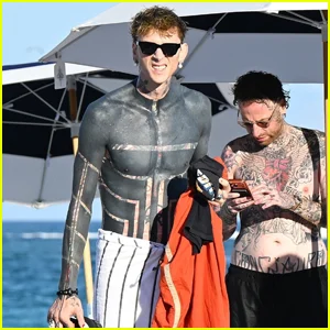 Machine Gun Kelly é vista sem camisa em Miami antes das férias