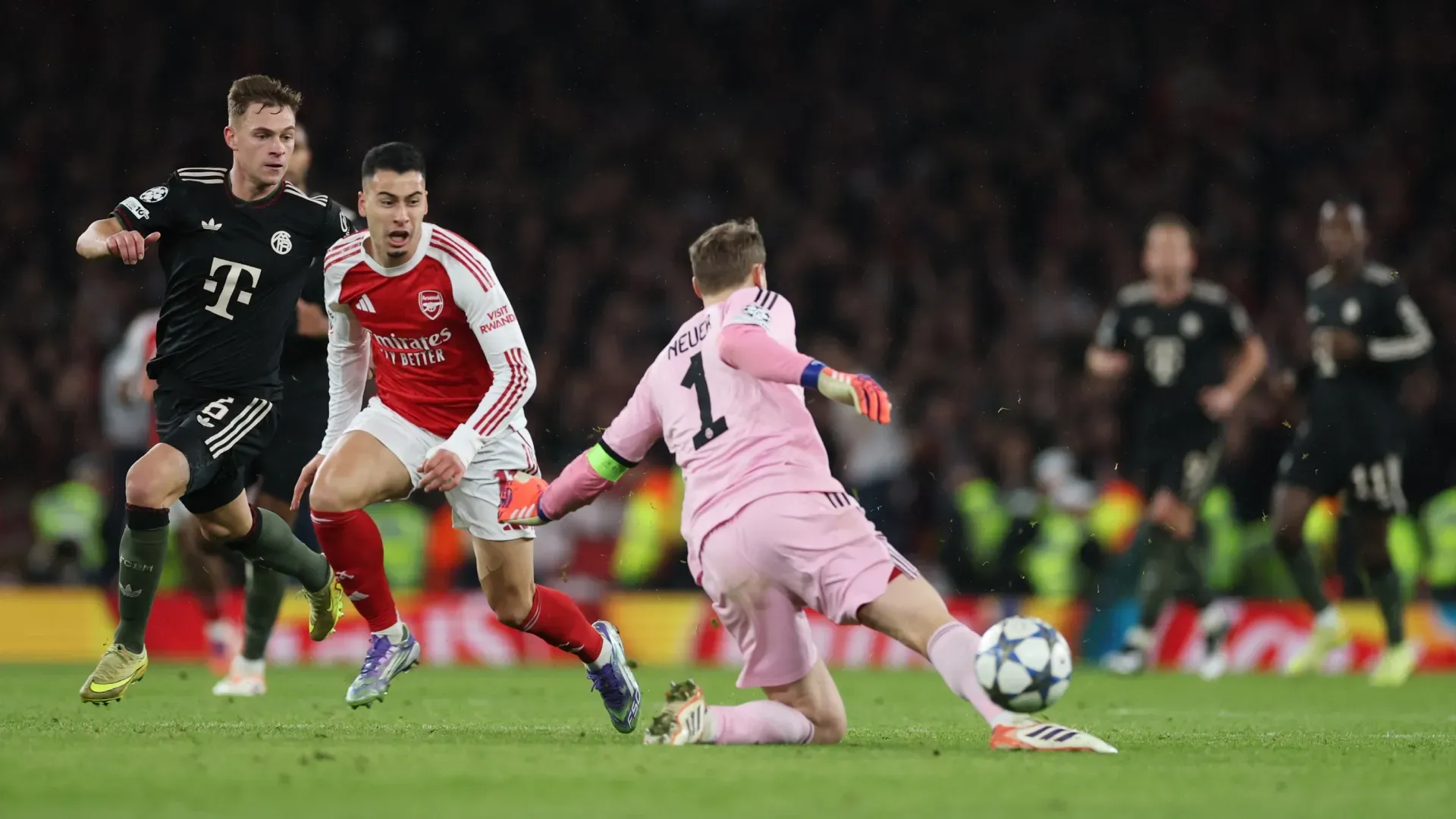 Gabriel Martinelli, do Arsenal, contorna Manuel Neuer, do Bayern de Munique, para marcar o terceiro gol de seu time na UEFA Champions League.