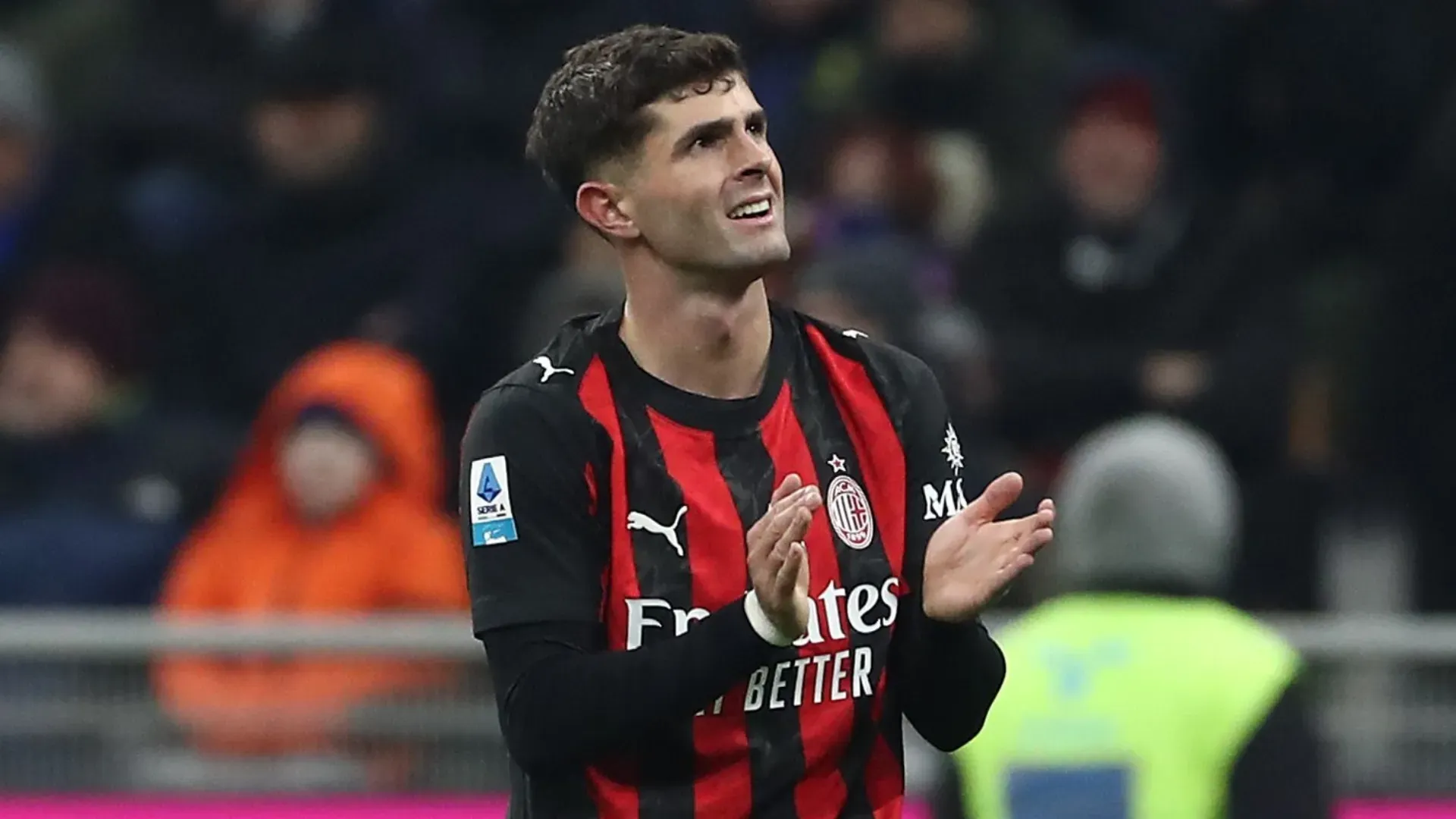 Christian Pulisic, do AC Milan, comemora depois de marcar o primeiro gol do seu time contra o FC Internazionale.
