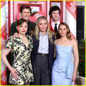 Michelle Pfeiffer posa com sua família de filmes de Natal na estreia de 'Oh What Fun' em Nova York!