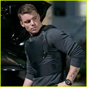 Mudanças no elenco da 3ª temporada de 'The Night Agent': 6 atores retornando, 2 saídas confirmadas, além de 6 novas estrelas reveladas!