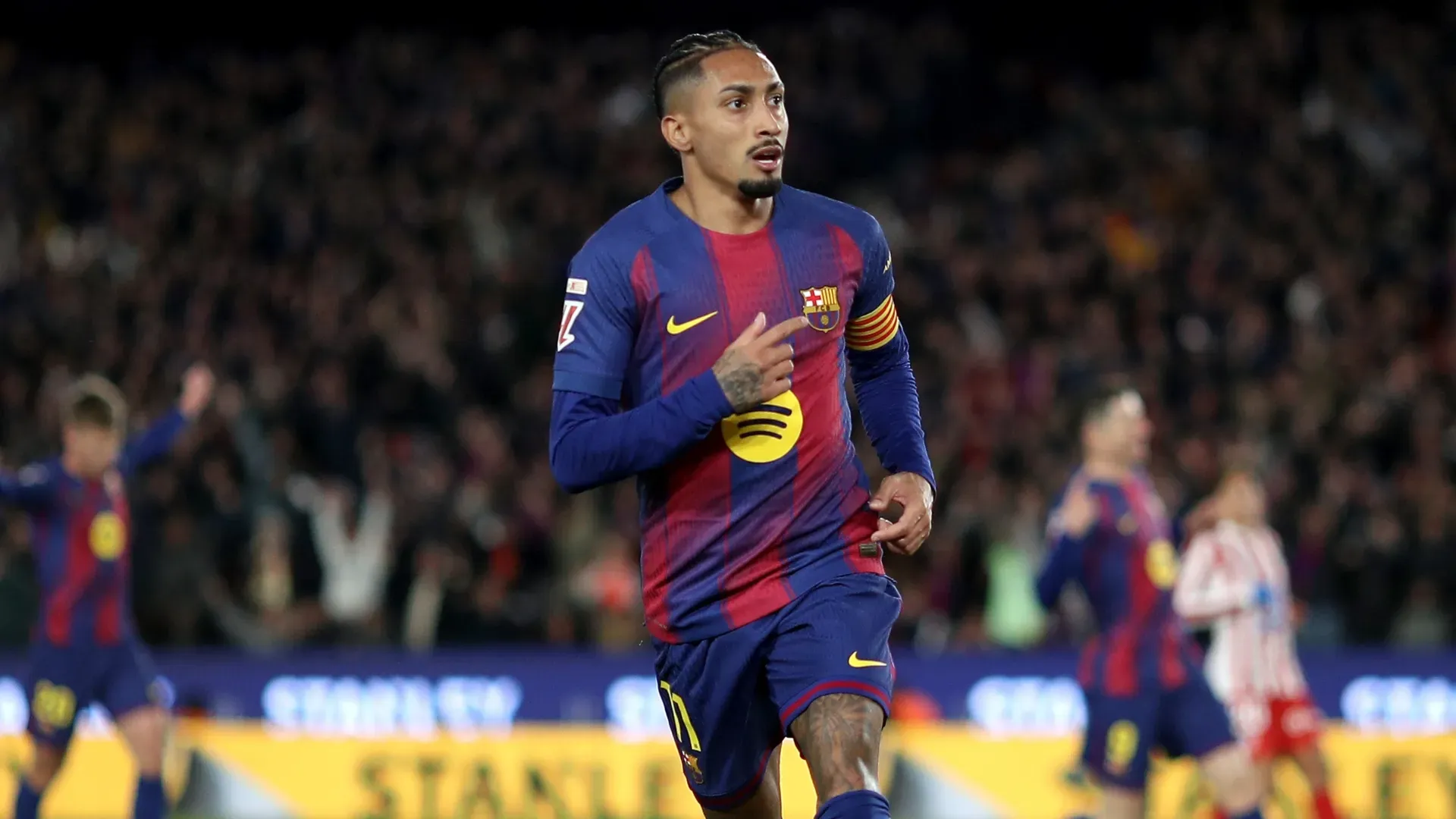 Raphinha, do FC Barcelona, ​​comemora gol contra o Atlético de Madrid.