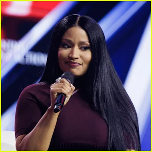 Nicki Minaj faz um comentário muito estranho sobre JD Vance na frente de Erika Kirk e o público fica em silêncio no evento Turning Point USA