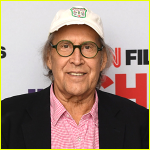 Novos detalhes revelados sobre Chevy Chase tendo um colapso após vazamento de calúnia racial em ‘Community’