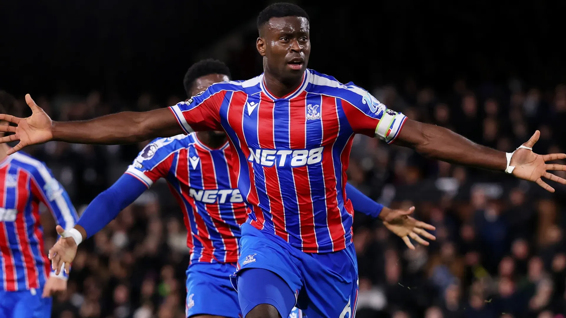 Estrela do Crystal Palace, Marc Guehi, comemorando um gol