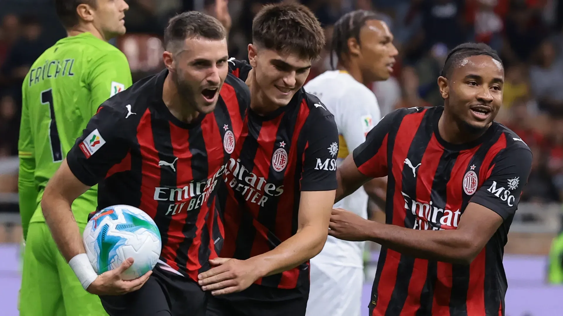 O atacante do AC Milan, Santiago Gimenez, comemorando um gol