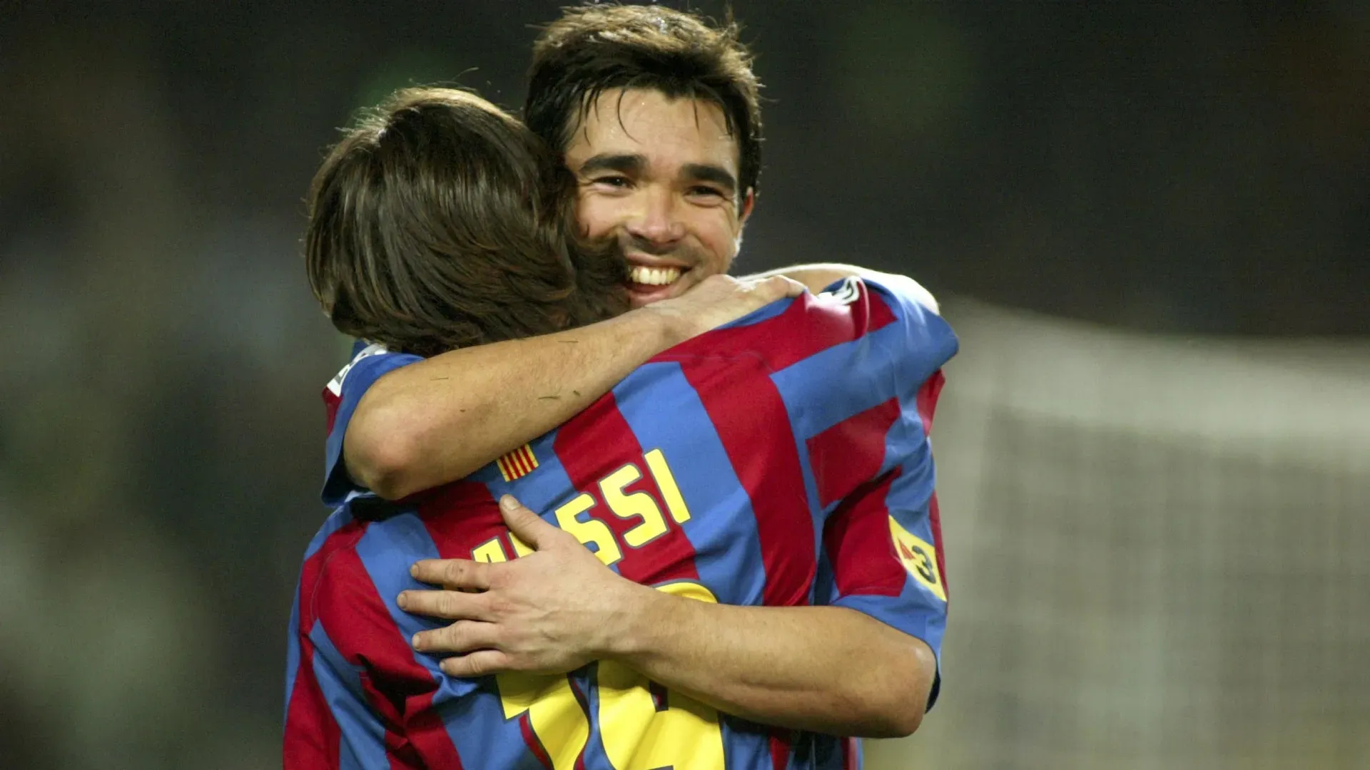 Deco e Leo Messi do FC Barcelona comemorando.