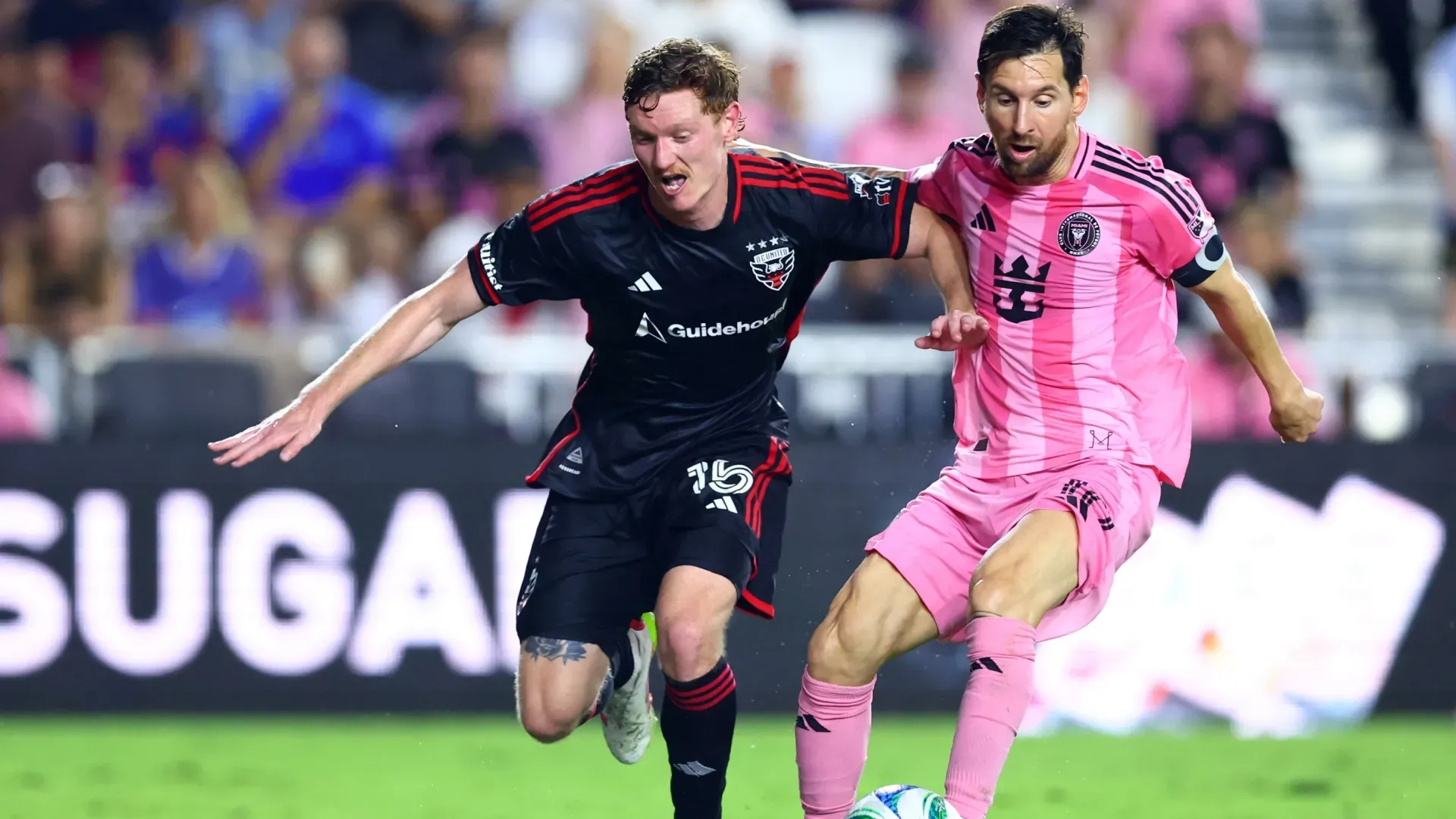 Lionel Messi nº 10 do Inter Miami CF é desafiado por Kye Rowles nº 15 do DC United.