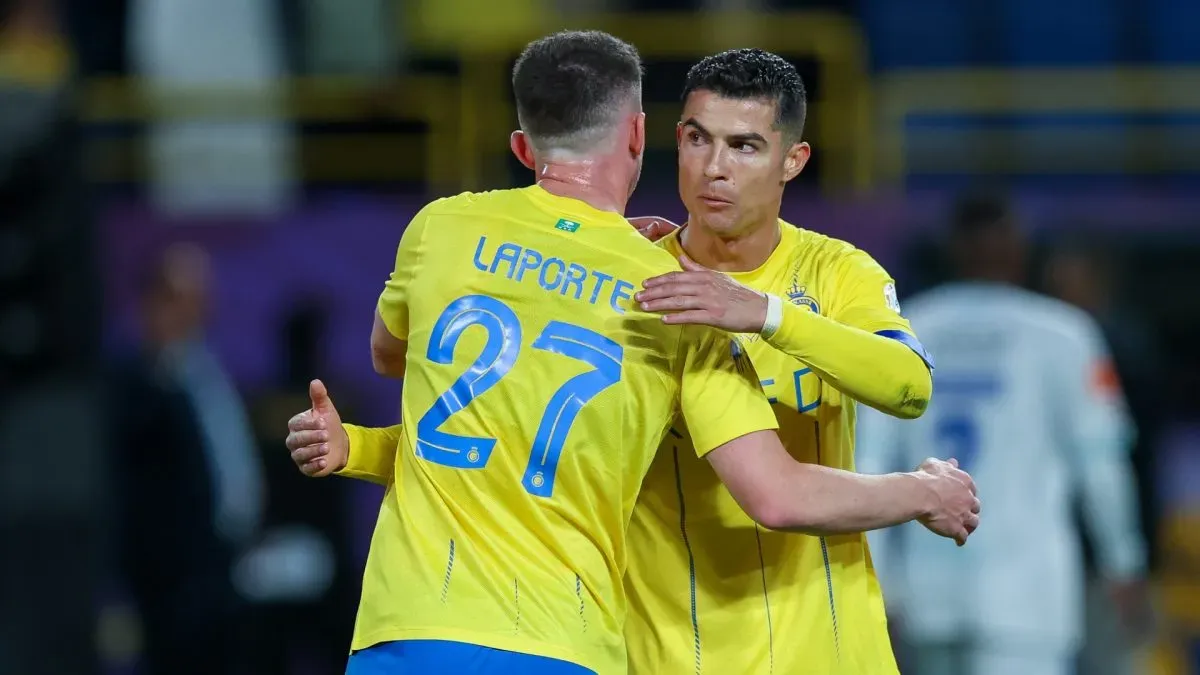 Cristiano Ronaldo e Laporte do Al Nassr comemoram após vencer a partida da Saudi Pro League entre Al-Nassr e Al Fateh no Al Awwal Park Stadium em 17 de fevereiro de 2024 em Riad, Arábia Saudita.