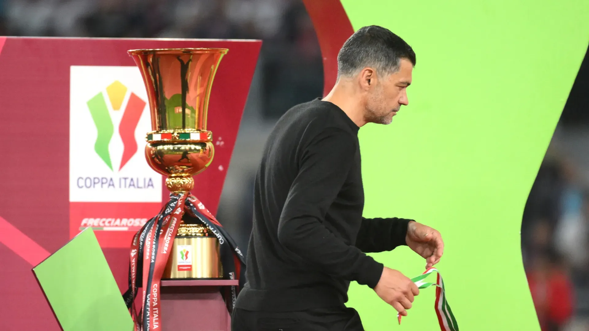 Sergio Conceição, técnico do AC Milan, passa pelo troféu da Coppa Itália.