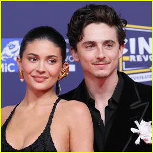 O namorado de Kylie Jenner, Timothee Chalamet, apresentado na Kardashian-Jenner Family Gingerbread House no Natal