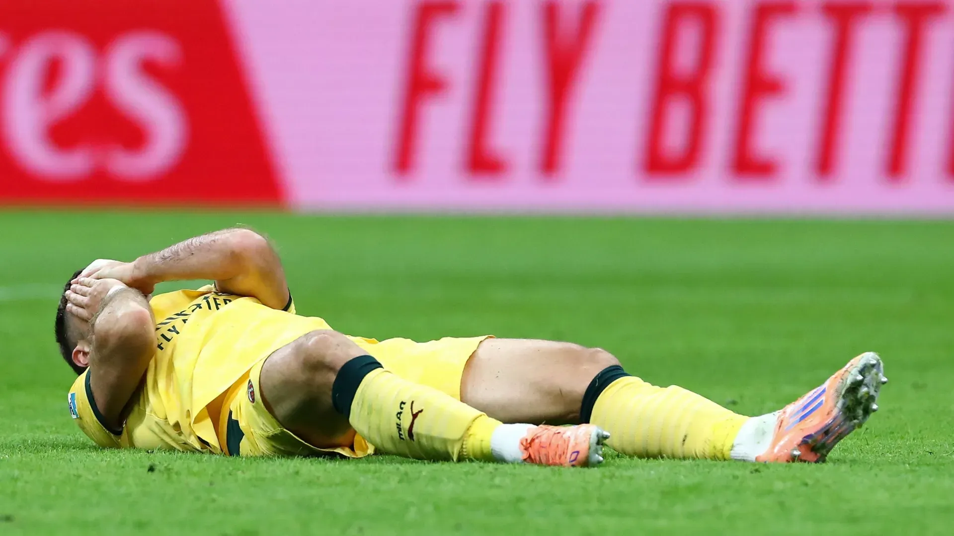 Santiago Gimenez, do AC Milan, está em campo no jogo contra a Fiorentina.