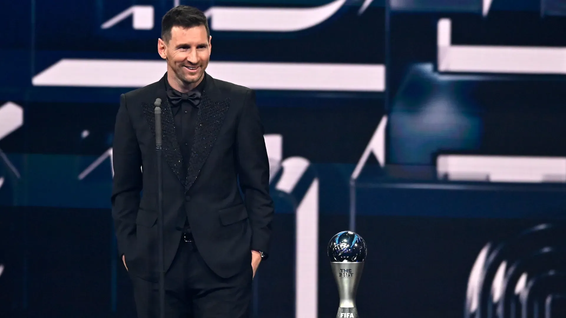 Lionel Messi fala ao público após ser premiado como Melhor Jogador Masculino da FIFA 2022.
