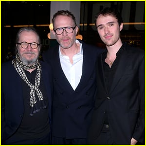 Paul Bettany faz uma aparição rara com o filho Stellan, de 22 anos, na estreia da série 'Amadeus'