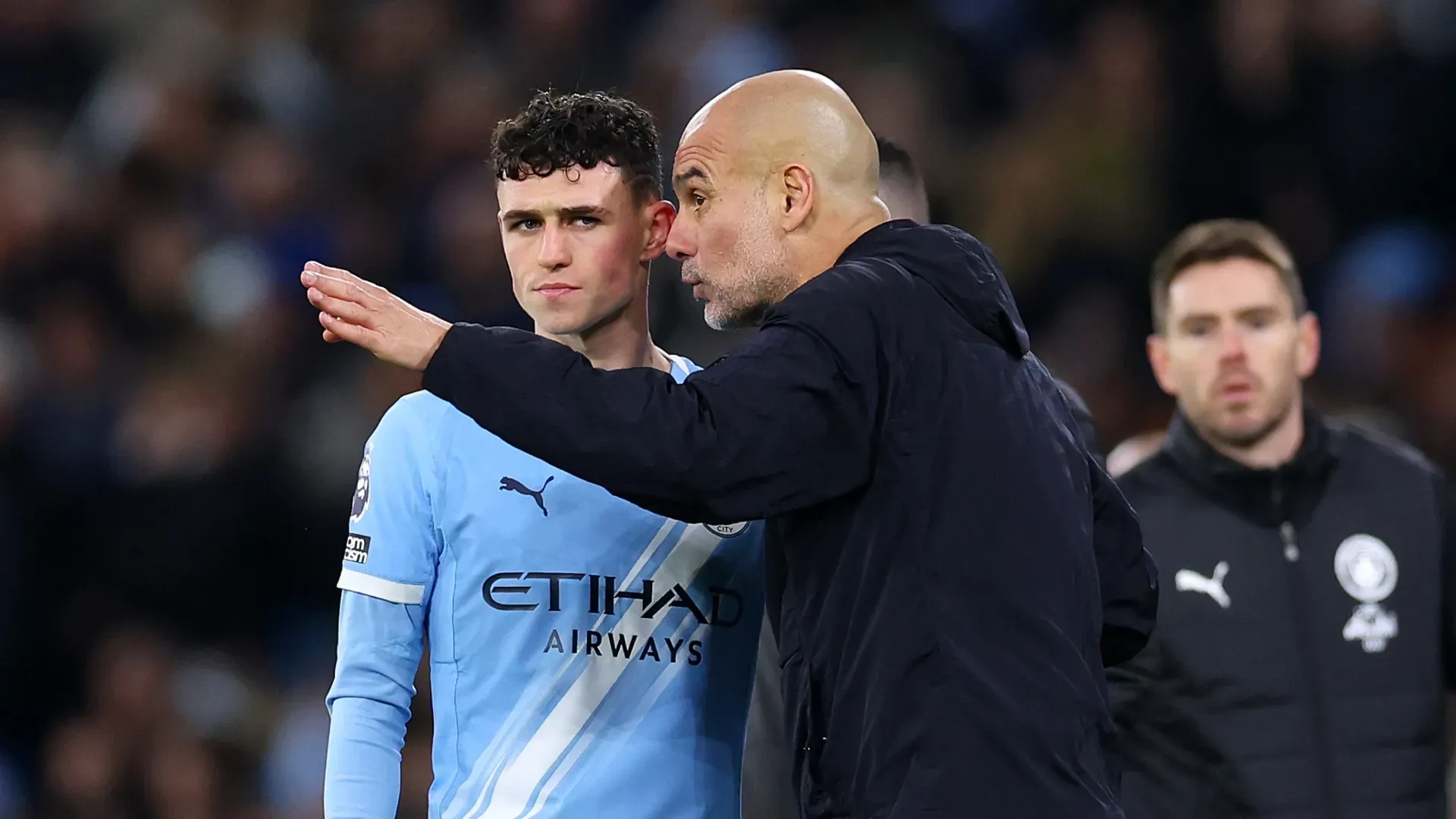 Pep Guardiola, técnico do Manchester City, conversa com Phil Foden durante o jogo contra o West Ham.
