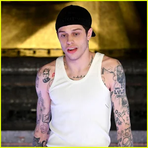 Pete Davidson mostra o progresso na remoção de tatuagem enquanto segura o bebê recém-nascido Scottie