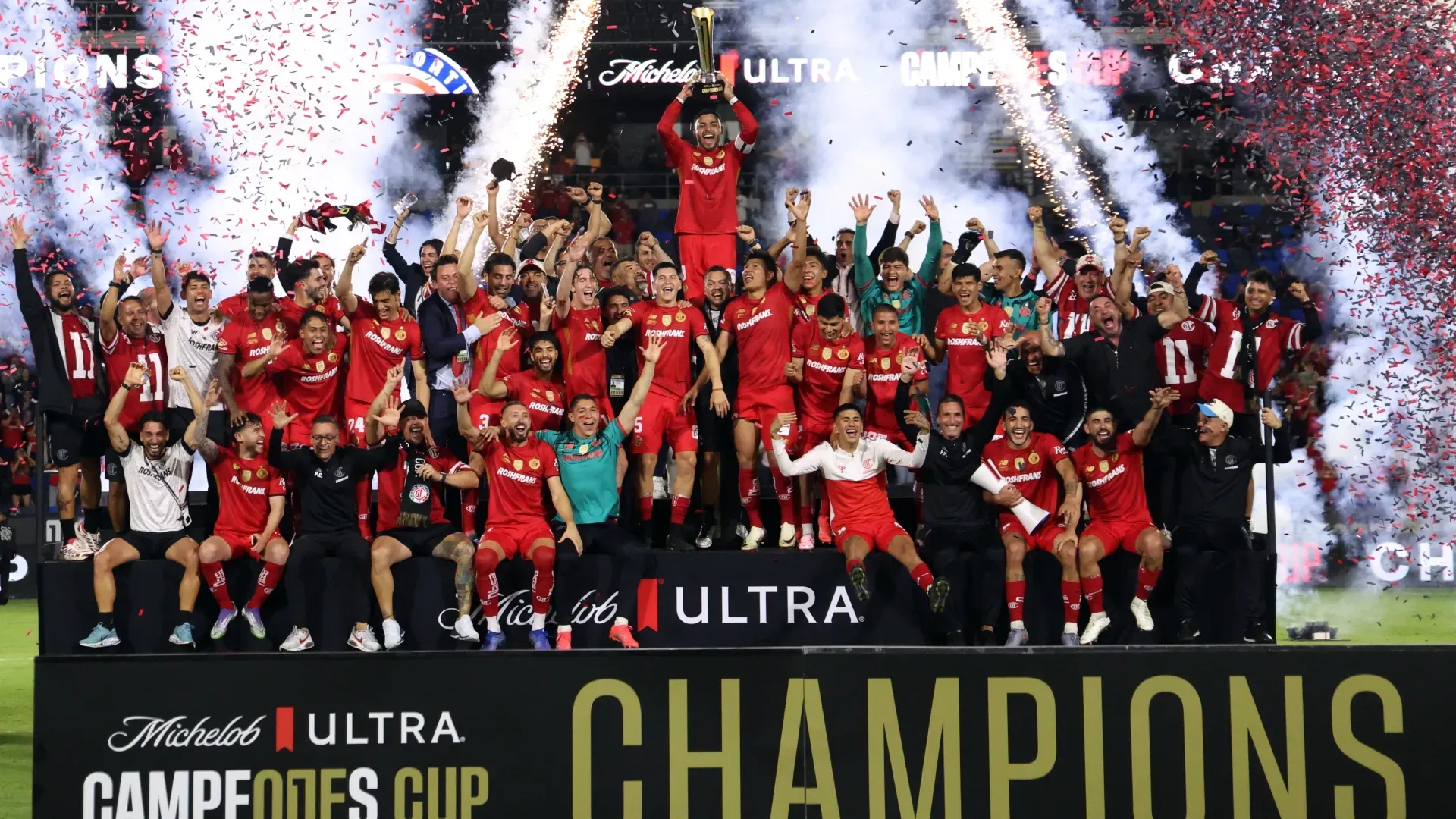 Toluca comemorando com o troféu da Copa dos Campeones de 2025.