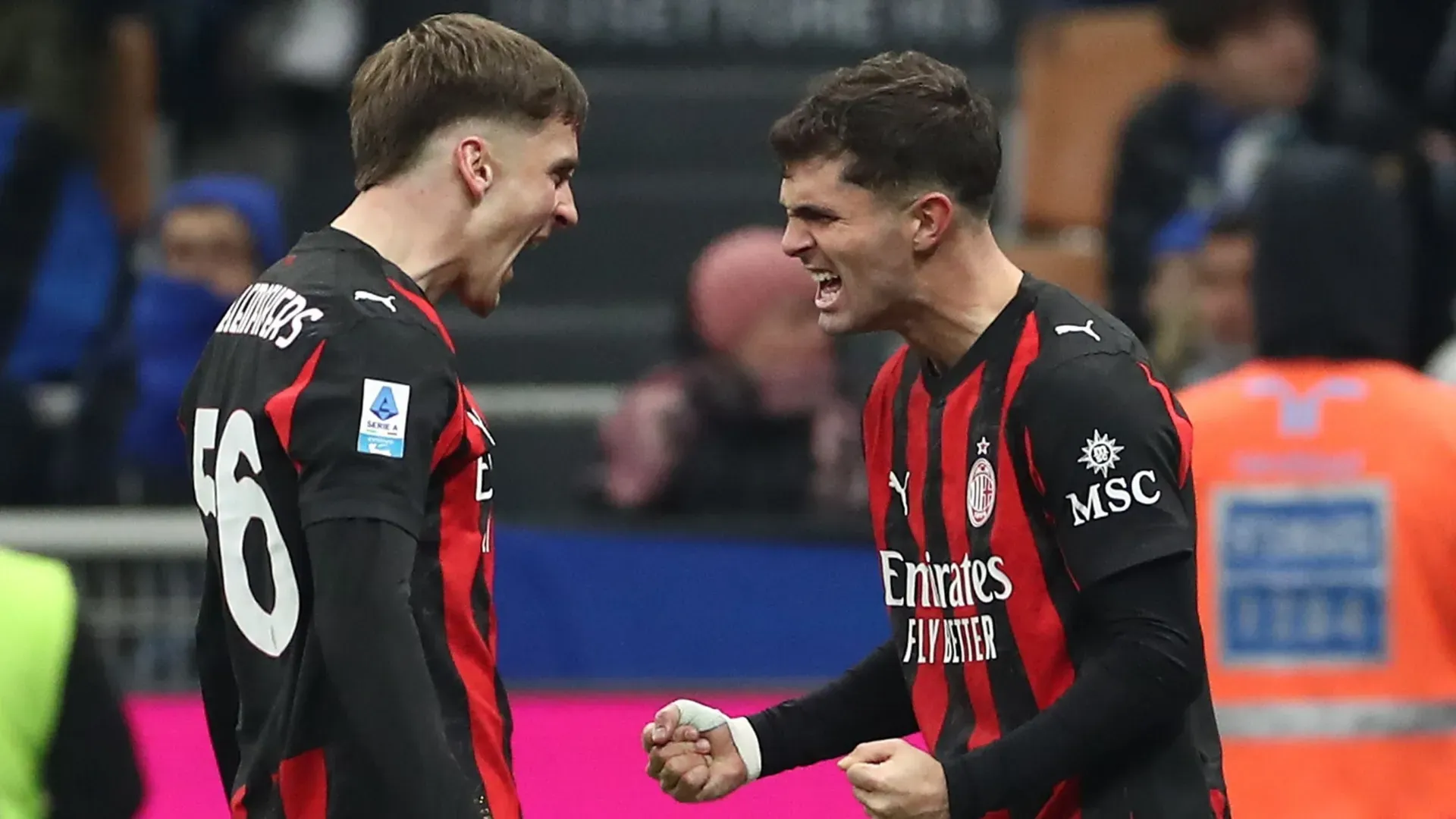 Alexis Saelemakers e Christian Pulisic, do AC Milan, comemorando um gol