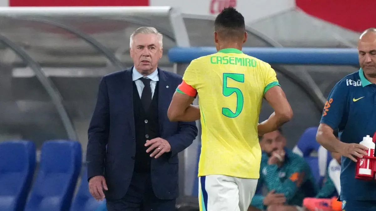O técnico Carlo Ancelotti, do Brasil (L), dá instruções a Casemiro (C) durante amistoso internacional contra o Japão.
