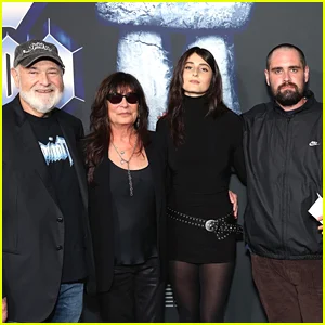 Rob Reiner e seu filho Nick não discutiram ruidosamente na festa de Conan O'Brien, apesar dos relatórios anteriores, afirma uma nova fonte