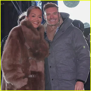 Ryan Seacrest e a co-apresentadora da véspera de Ano Novo, Rita Ora, preparam-se para o 'New Year's Rockin' Eve' da ABC