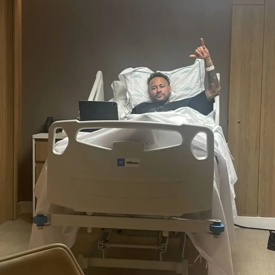 Neymar antes da cirurgia no joelho.