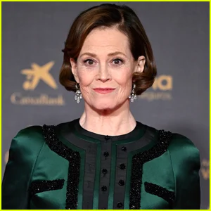 Sigourney Weaver aborda questões de diferença de idade sobre a cena do beijo de 'Avatar: Fire and Ash'
