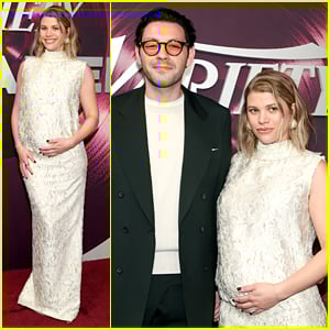 Sofia Richie embala a barriguinha do bebê enquanto apoia o marido Elliot Grainge no Variety Hitmakers Brunch
