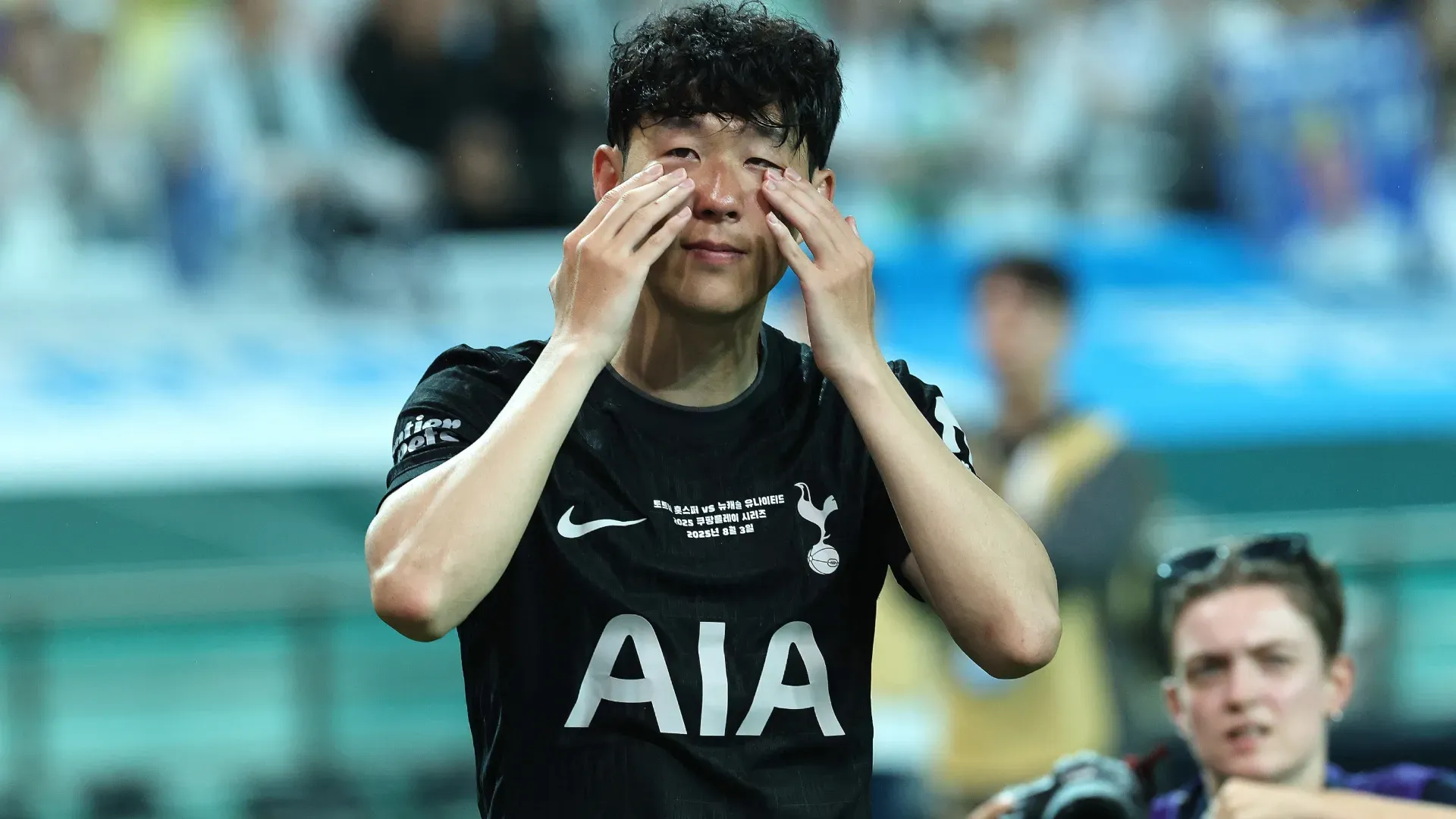 Heung Min, filho do Tottenham Hotspur, enxuga as lágrimas durante o amistoso de pré-temporada entre Tottenham Hotspur e Newcastle United.