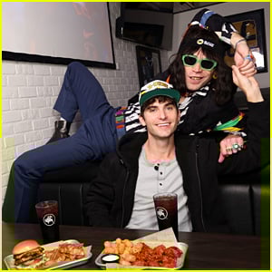 Sr. Fantasy aproveita uma noite fora com seu colega de quarto, Blaine Kern!