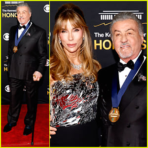 Sylvester Stallone usa bengala no tapete vermelho no Kennedy Center homenageia 2025 com a esposa Jennifer Flavin