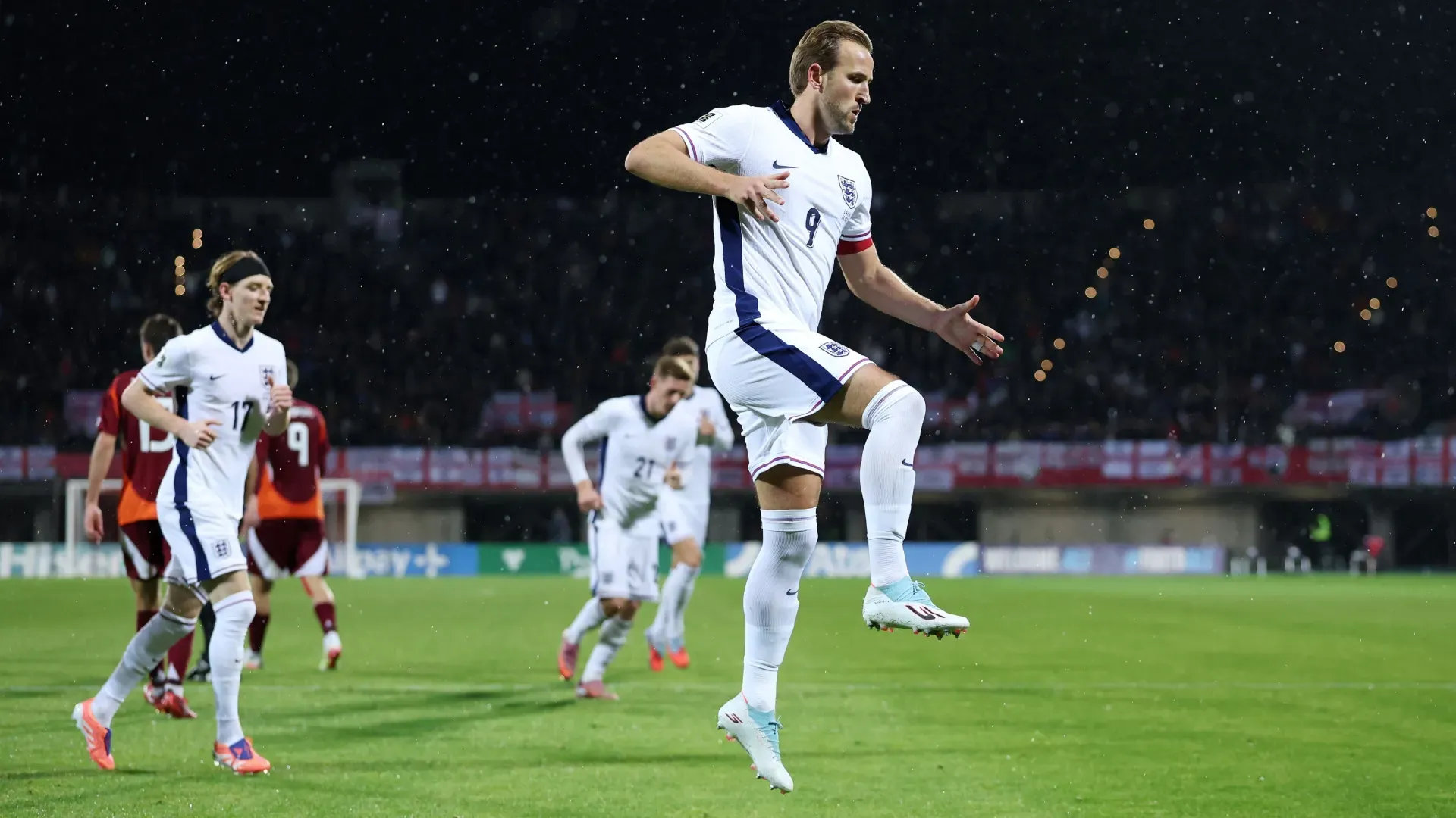 Harry Kane, da Inglaterra, comemora gol contra a Letônia.