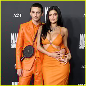 Timothee Chalamet e sua namorada Kylie Jenner usam looks laranja combinando na estreia de 'Marty Supreme' em Los Angeles!