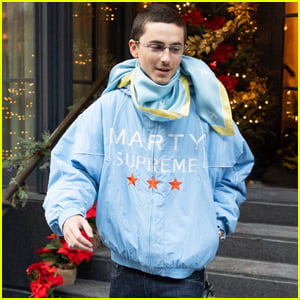 Timothee Chalamet usa jaqueta azul clara ‘Marty Supreme’ com lenço combinando enquanto pressiona em Nova York